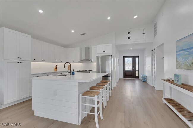 Building Photo - 2700 Gulfview Dr