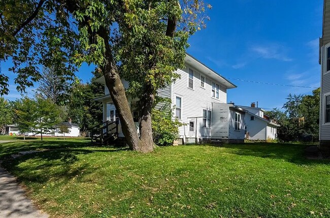 Building Photo - 521 2nd Ave