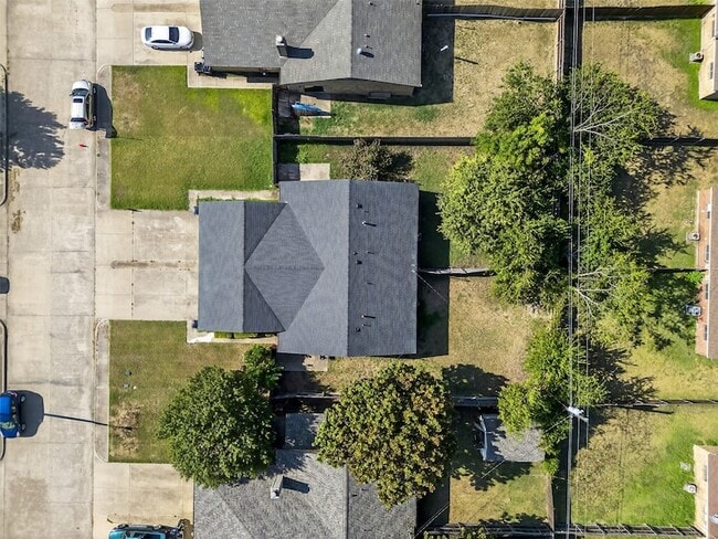 Building Photo - 534 Canary Ln
