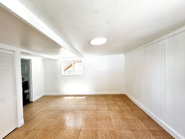 Building Photo - LARGE 4 BEDS 2 FULL BATHS HOUSE FOR RENT!