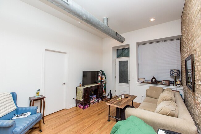 Building Photo - Video Tour- Sunny 2 Bed w/Laundry. Near 606 and EL. Free Internet. Amazing Deal.