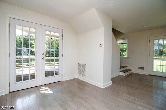 Building Photo - 88 E Shore Rd