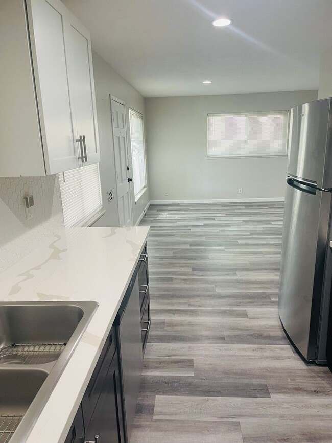 Building Photo - Renovated 2bed/1bath Duplex