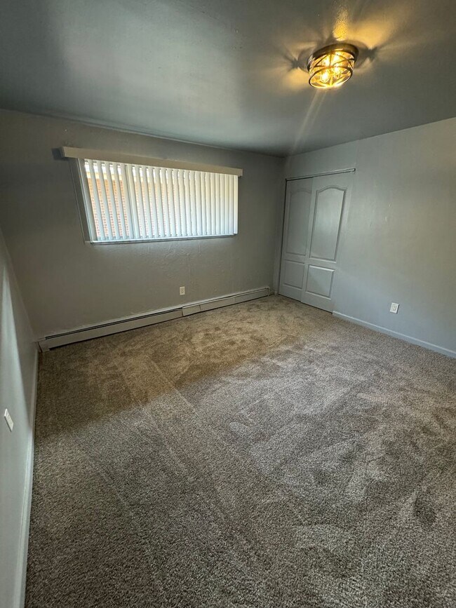 Building Photo - Updated 2 Bedroom 2 Bathroom with Bonus room!