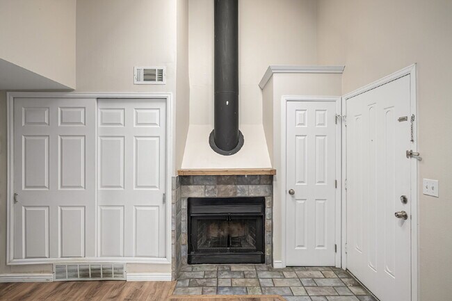Building Photo - "Cozy 1-Bedroom Condo Retreat in Prime Tho...