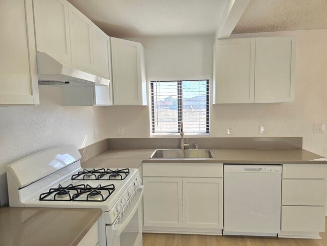 Building Photo - 8249 Catalpa Ave