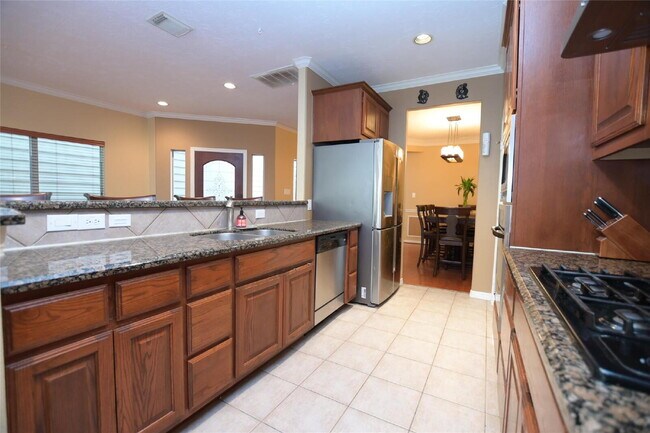 Building Photo - 3 Bed Single-Family Home in Timbergrove Terrace 77008 in Gated Community