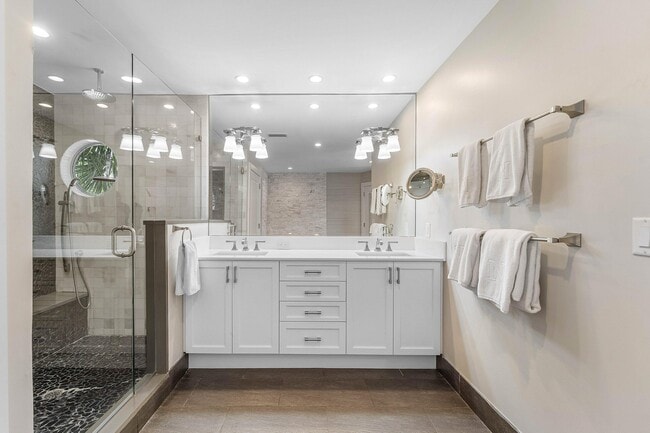 Building Photo - 811 Palm Trail