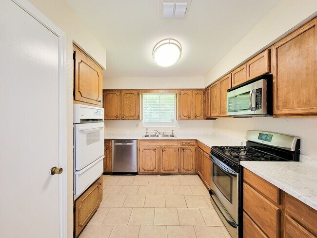 Building Photo - NICE 3 BEDROOM 2 BATH LEASE HOME IN SPRING...
