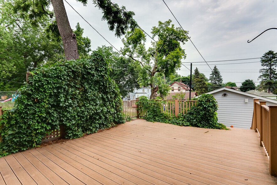 Building Photo - 522 Newton Ave N