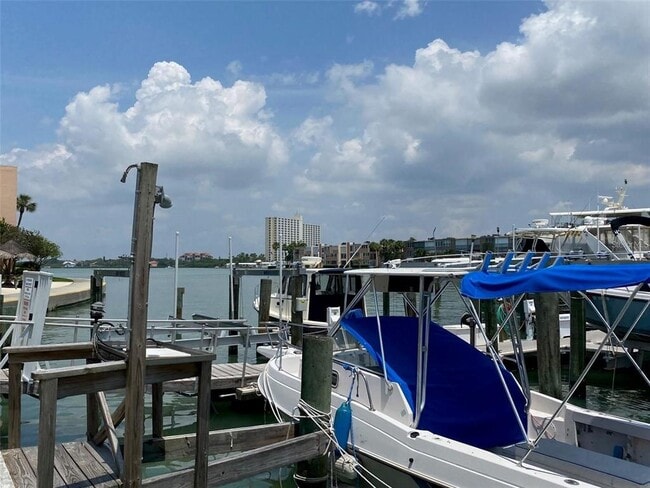 Building Photo - 7400 Sun Island Dr S