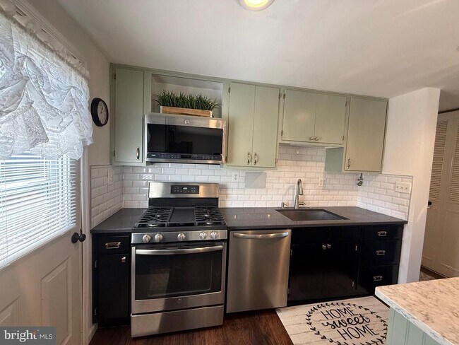 Building Photo - 5079 Macnamara Dr