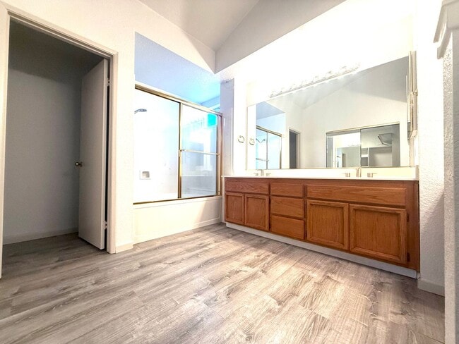 Building Photo - Beautiful 2 Story 4 Bedroom 2.5 Bath Home ...