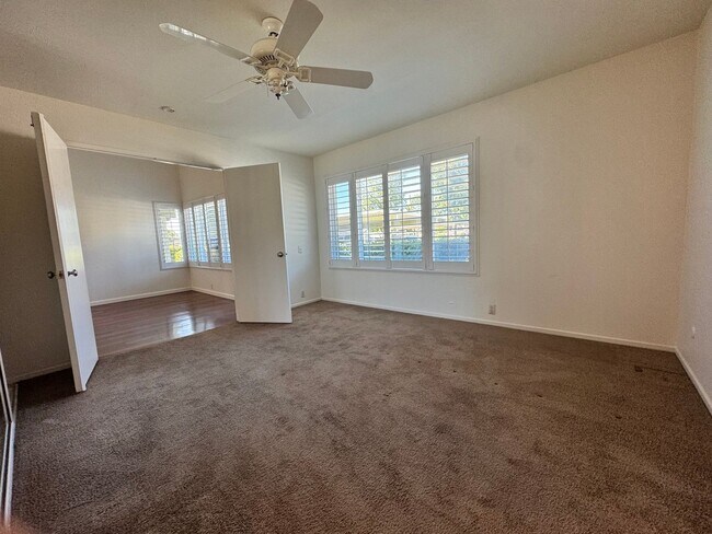 Building Photo - Beautiful bright townhome in Tierrasanta