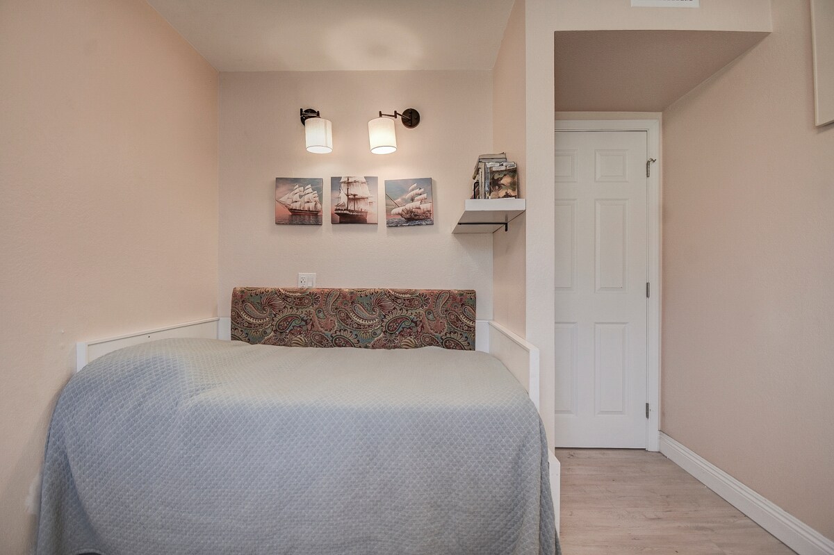 Building Photo - 11 Seamist Ct