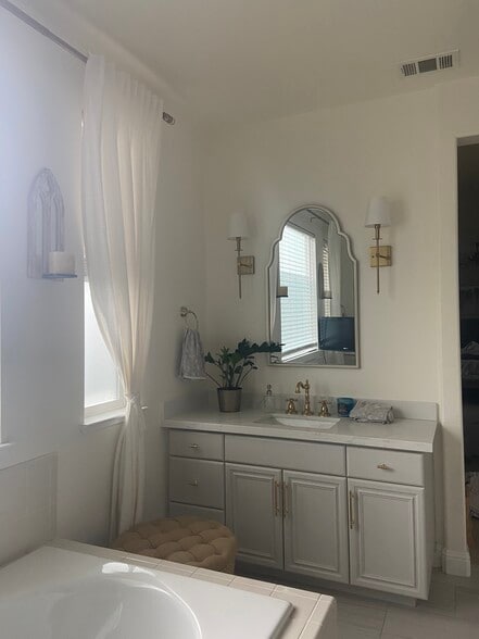 Owner's main bathroom - 2070 Katnich Ln