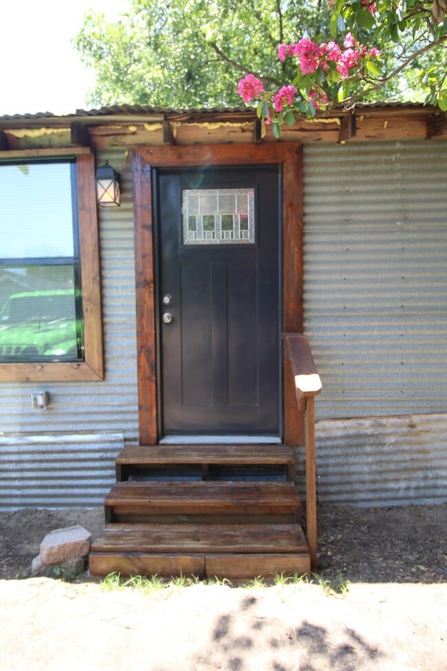 Building Photo - 213 N Waldrip St