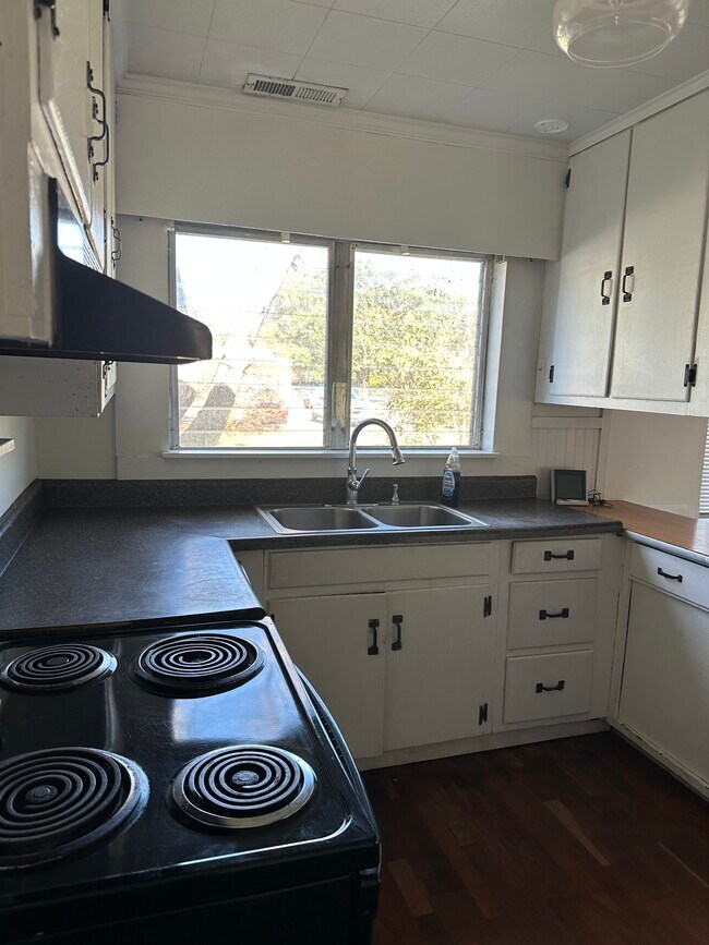 Building Photo - 1601 S 41st St