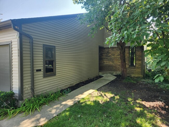 Primary Photo - 956 Ravine Dr