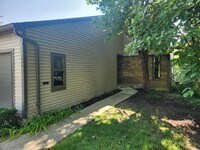 Building Photo - 956 Ravine Dr