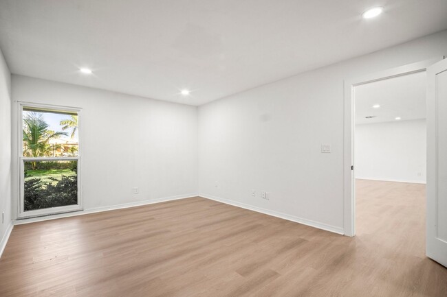 Building Photo - Fully Renovated 3 Beds 2 baths condo off M...