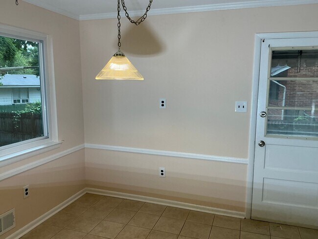 Building Photo - Very well maintained 4BR 2.5BA 5 level spl...