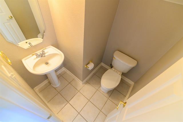 Building Photo - 9605 Pinehurst Dr