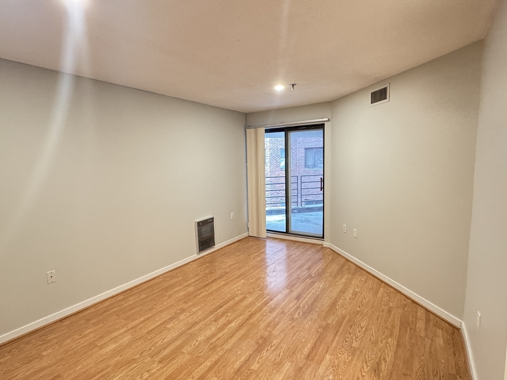 Building Photo - 152 Kelton St
