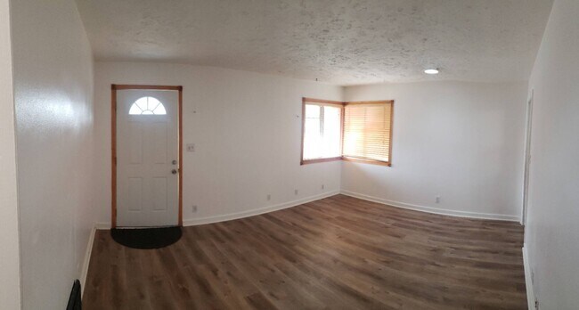Building Photo - 923 E Glass Ave