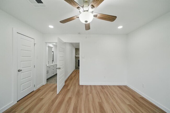 Building Photo - 9711 Derrik Dr