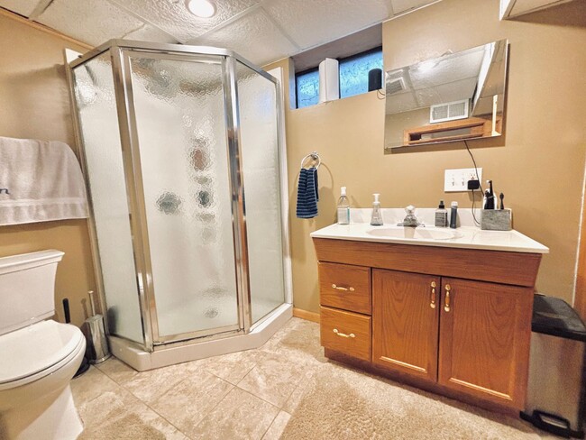 Building Photo - Great crystal home with huge fenced in bac...