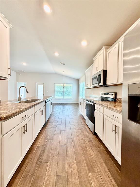 Building Photo - 633 W Rexford Dr