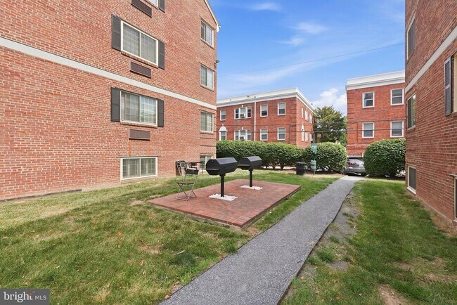 Building Photo - 906 S Washington St