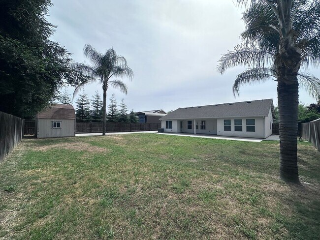 Building Photo - NW Visalia Home Coming Soon!