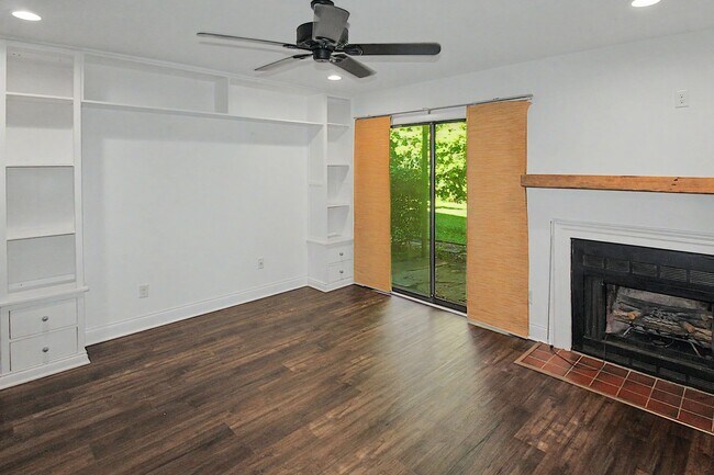 Building Photo - 2 Bedroom Condo In South Park!