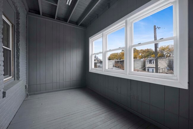 Building Photo - 5015 W Montrose Ave