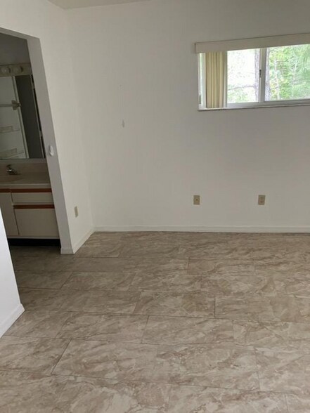 Building Photo - 5780 Woodmere Lake Cir