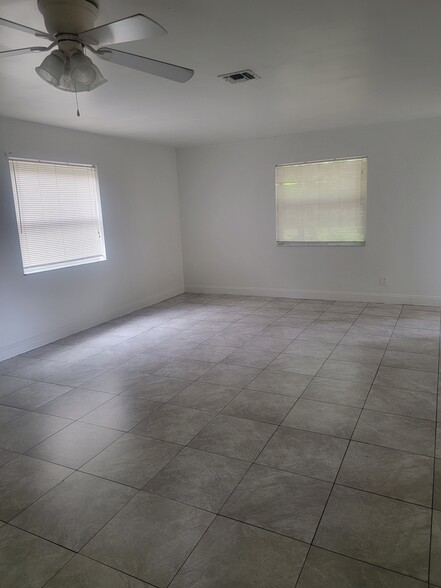 Building Photo - 853 SW 9th Ct