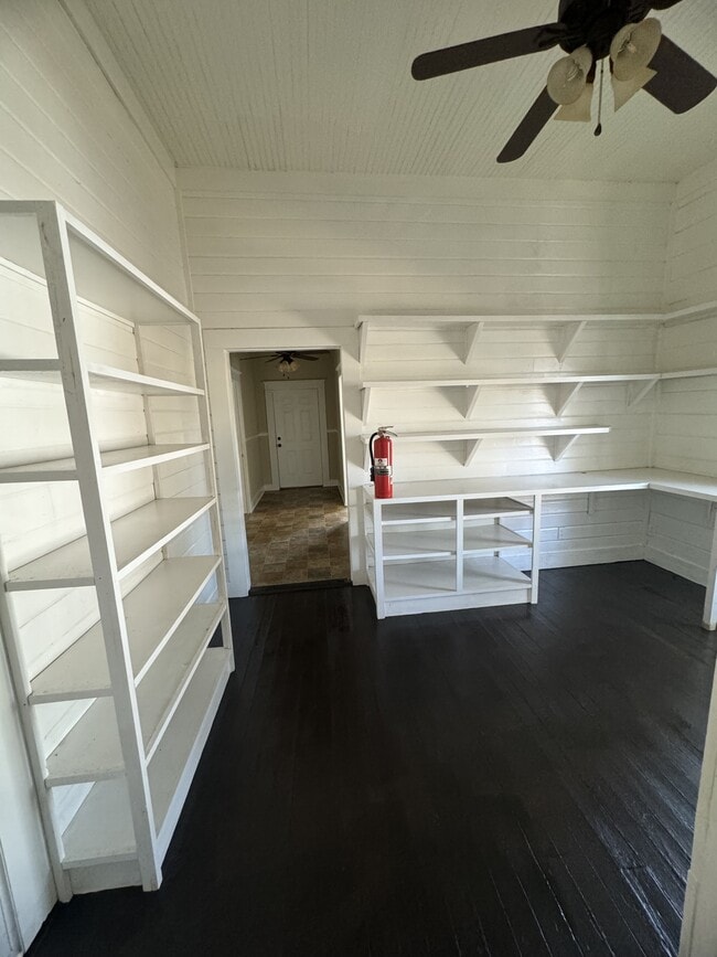 Building Photo - 302 N Burleson St