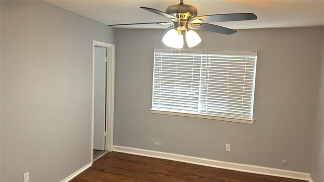Building Photo - 7925 Grove Ridge Dr
