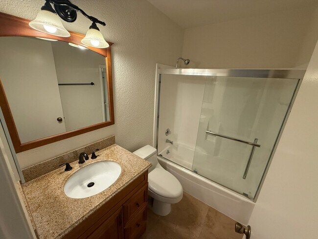 Building Photo - 4-Bedroom Plus Bonus Room Home with Golf C...