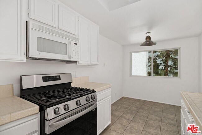 Building Photo - 1646 Palisades Dr