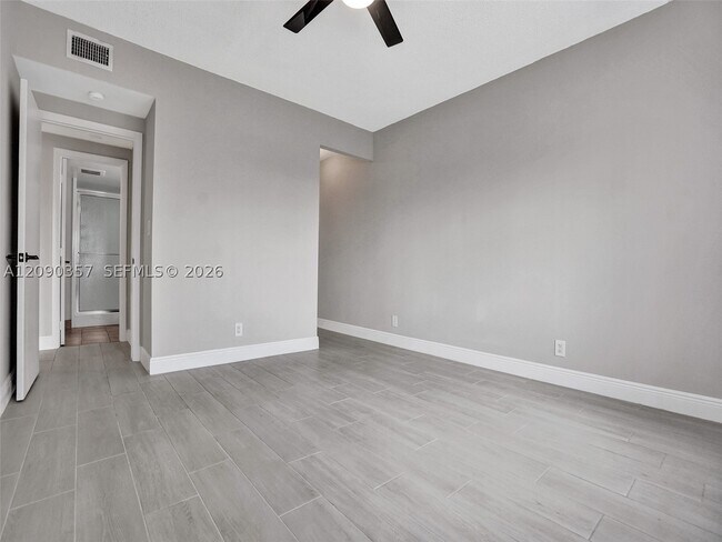 Building Photo - 400 N Riverside Dr