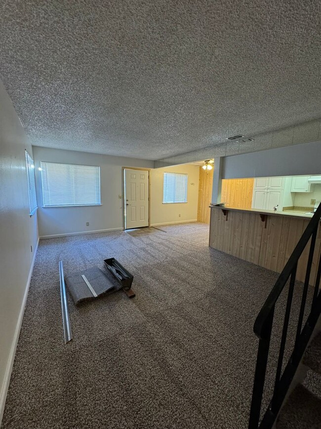 Building Photo - 2 Bedroom condo in Auburn! Walk to everyth...