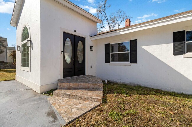 Building Photo - 4/3 Lakefront Home for Rent – 1 Acre – Near College Park & Downtown Orlando