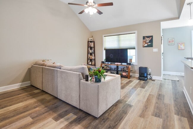 Building Photo - Pet Friendly Three Bedroom!