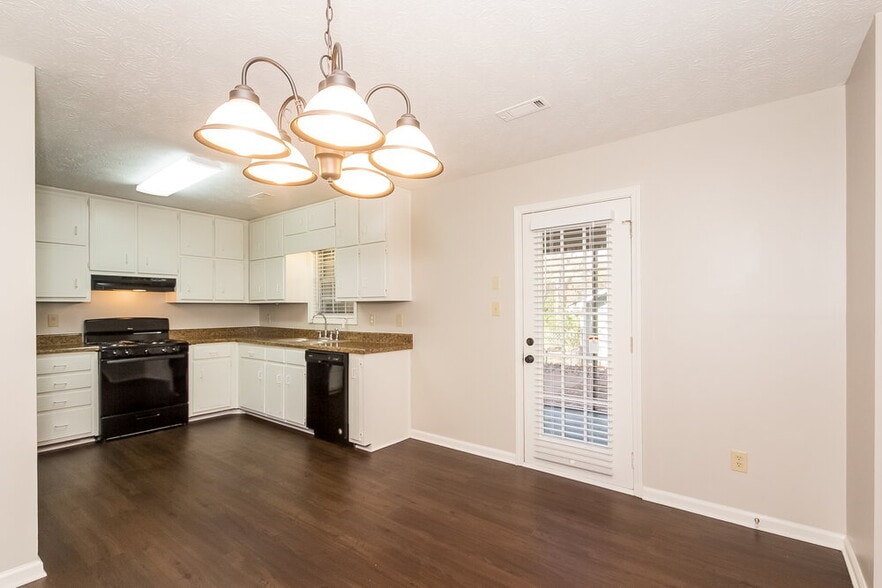Building Photo - 470 Rosehill Dr