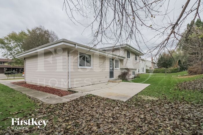 Building Photo - 6S124 Lakewood Dr