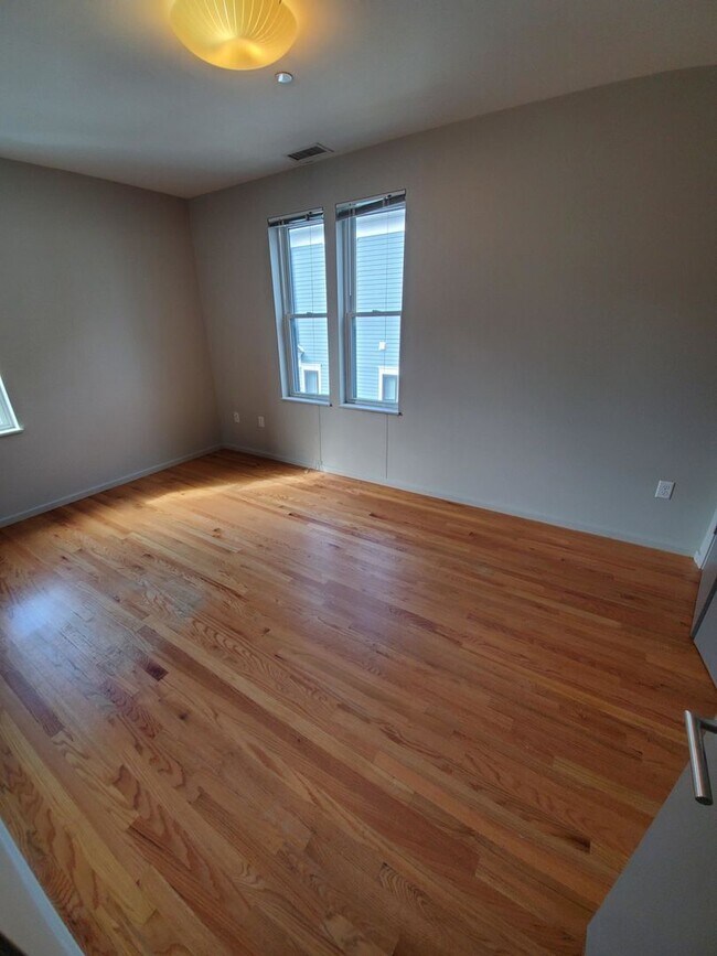 Building Photo - Luxury Allston 4-bed+2.5-bath+2-parking