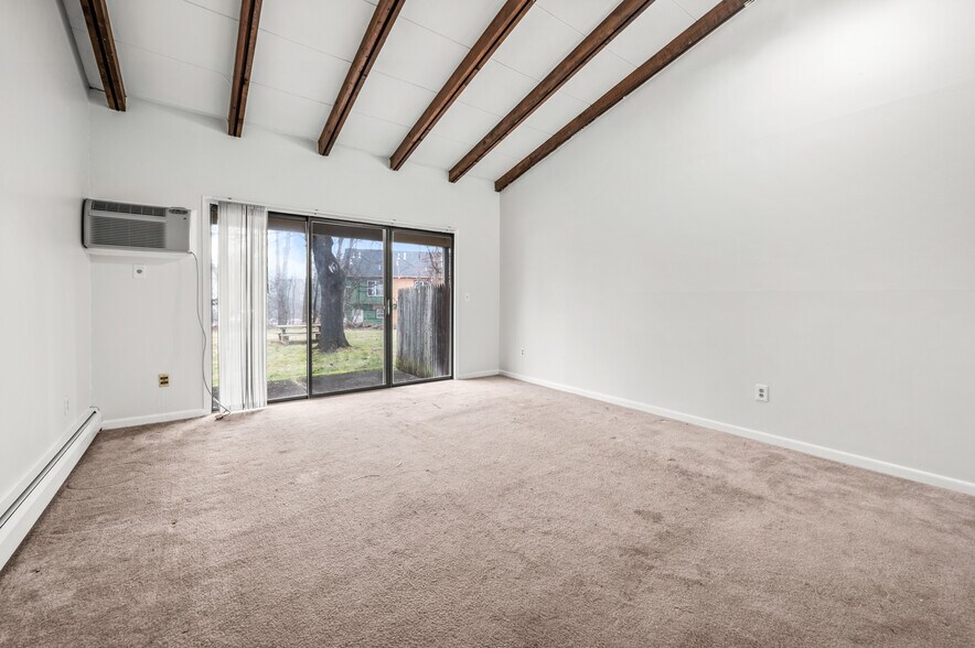 Building Photo - 343 Oakland St